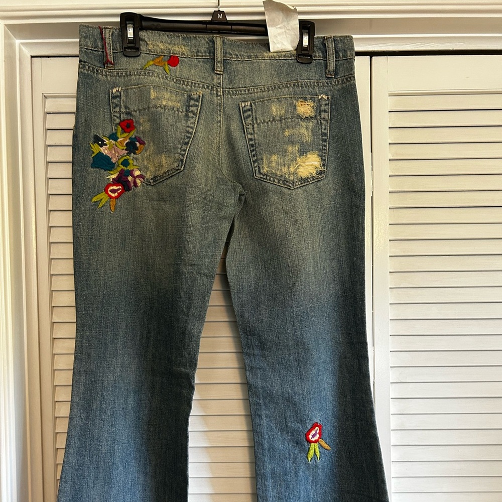 Joe’s jeans size 30 new with tags. Very cute embroidery art.